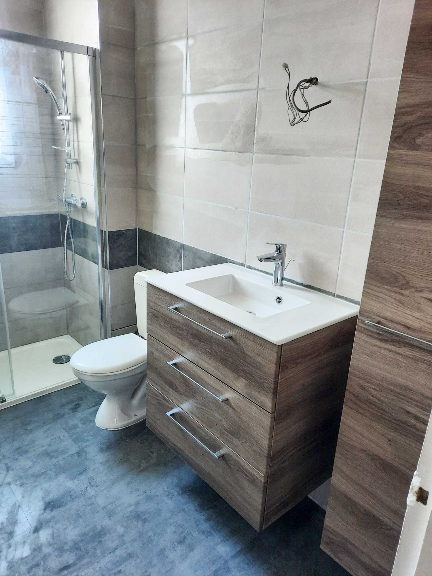 Pose de carrelage dans une salle de bain réalisée par Draveil Rénovation