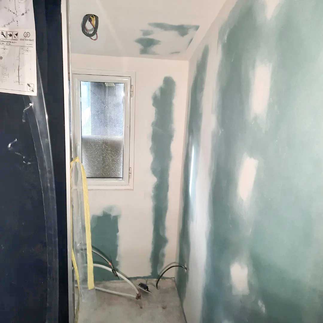 Préparation des murs avant peinture réalisée par Draveil Rénovation